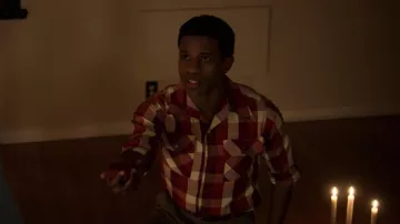 La chemise à carreaux portée par Archie Coleman (Jeremy Pope) dans Hollywood (S01E06)