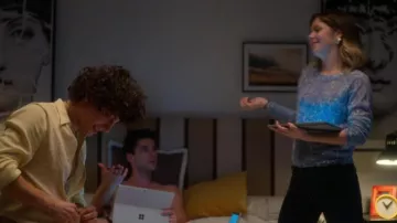 Microsoft Surface Pro used by Inspectora (Ainhoa Santamaría) in Elite (S03E05)