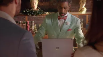 Microsoft Surface Laptop como se ve en Dynasty (S03E20)