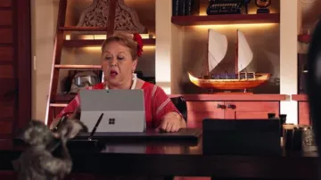 Microsoft Surface Pro utilizado por Kumu (Amy Hill) en Magnum P.I. (S02E19)