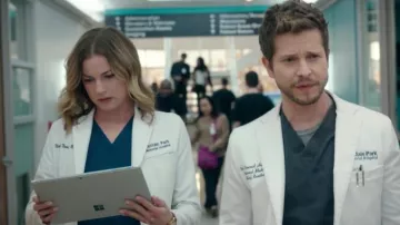 Microsoft Surface Pro usado por Nicolette Nevin (Emily VanCamp) en The Resident (S03E16)