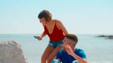 The t-shirt blue king Dario (Andrea Lattanzi) in Three meters above the sky (S01E04)