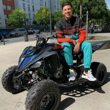 Pantalones puma azul turquesa usados por Just Riadh en la cuenta de Instagram de @justriadh.fan_.