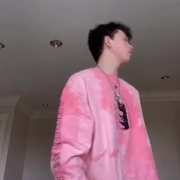 La sudadera rosa corbata y tinte que lleva Jacob Sartorius en la cuenta de Instagram @jacob__sartorius100 