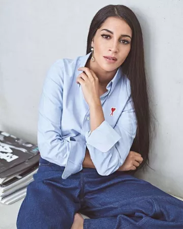 La chemise bleue Ami portée par Leïla Bekhti sur son compte Instagram @leilabekhti