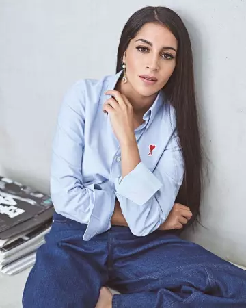 The blue shirt Friend scope by Leïla Bekhti on her account Instagram @leilabekhti