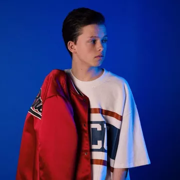 La chaqueta roja de H&M LA que lució Jacob Sartorius en la cuenta de Instagram @jacobsartoriuslov3 