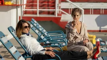 Les chaussures à talons rouges portées par Hélène (Camille Cottin) dans Killing Eve (S03E04)