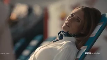 Le foulard bleu porté par Hélène (Camille Cottin) dans Killing Eve (S03E04)