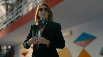 Le bracelet doré porté par Hélène (Camille Cottin) dans Killing Eve (S03E04)