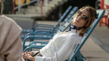 La blouse blanche portée par Hélène (Camille Cottin) dans Killing Eve (S03E04)