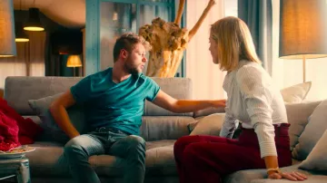 The loose-fitting trousers bordeaux worn by the mother of Ale in Three meters above the sky (S01E05)