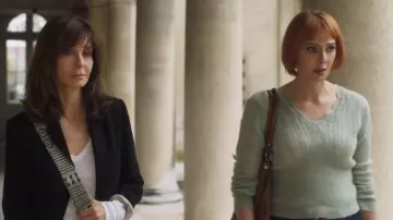 The green sweater v-neck of Florence (Frédérique Bel) in H24 (S01E07)