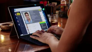 Microsoft Surface Pro used by Juliett Higgins (Perdita Weeks) in Magnum P.I. (S02E13)