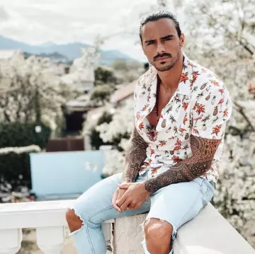 The white shirt with flowers brought by Benjamin Samat on the account Instagram of @benji_samat._fan 