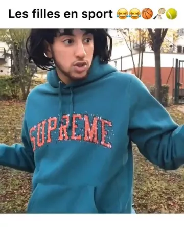La sudadera con capucha Supreme usada por Just Riadh en su cuenta de Instagram @justriadh