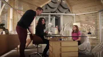 Le bureau à plateau de verre bois nature de Joan (Lauren Graham) dans Zoey et son incroyable Playlist (S01E08)