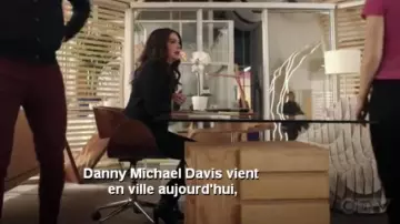 La chaise de bureau à roulettes noir design utilisée par Joan (Lauren Graham) dans Zoey et son incroyable Playlist (S01E08)
