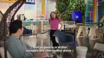 Le fauteuil bleu pétrole dans Zoey et son incroyable Playlist (S01E08)