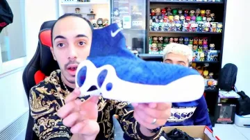 La paire de Nike Flight Bonafide "Blue Military & White" de GameMixTreize dans la vidéo ON A FAIT FUMÉ LA CARTE BLEU POUR LA BLACK FRIDAY !!!