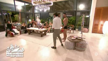 Les chaussures style Richelieu à boucles en noir portées par Benjamin Samat dans Les Marseillais : Aux Caraïbes