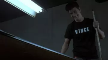 Le t-shirt noir 'Vince' porté par Vincent (Tom Cruise) dans La couleur de l'argent