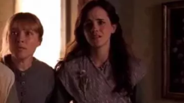 El broche de flores usado por Meg March (Emma Watson) en la película Las hijas del doctor March