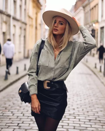 The skirt portfolio Stradivarius worn by Jess Me Up on his account Instagram @jessmeupblog