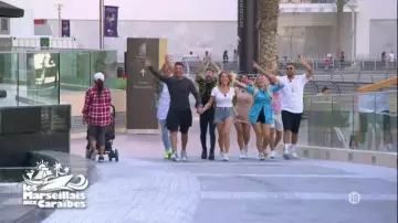 Las zapatillas Versace amarillo-blancas y azules de Manon Tanti en Les Marseillais : Aux Caraïbes