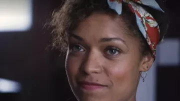 Los pendientes grises de Evie (Antonia Thomas) en Lovesick