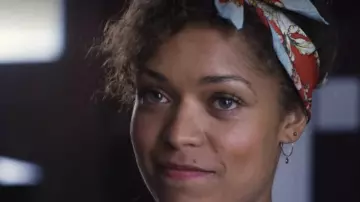 Les boucles d'oreilles grises de Evie (Antonia Thomas) dans Lovesick