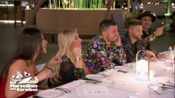 La chemise imprimée de Kévin Guedj dans Les Marseillais : Aux Caraïbes