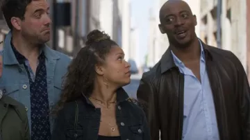 El collar de Evie con Circle (Antonia Thomas) en Lovesick