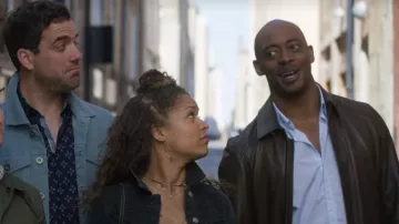 Pendientes dorados en forma de gota de Evie (Antonia Thomas) en Lovesick