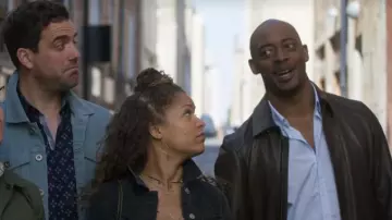 Pendientes dorados en forma de gota de Evie (Antonia Thomas) en Lovesick