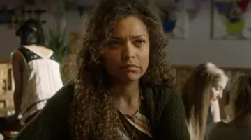 Chaleco caqui de Evie (Antonia Thomas) en Lovesick (S02E06)