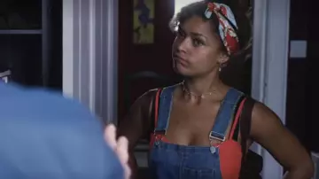 El mono de mezclilla de Evie (Antonia Thomas) en Lovesick
