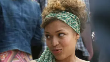Los criollos de oro de Evie (Antonia Thomas) en Lovesick