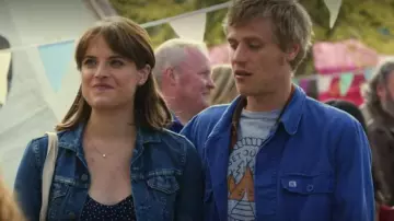 El collar de estrellas de Abigail (Hannah Britland) en Lovesick