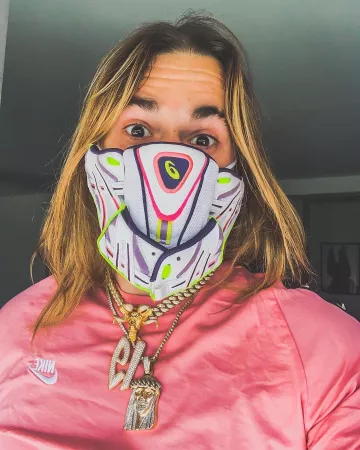 The pink t-shirt Nike Sportswear worn by SCH on his account Instagram @sch