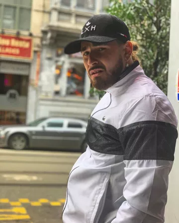 The tracksuit Lacoste worn by SCH on his account Instagram @sch