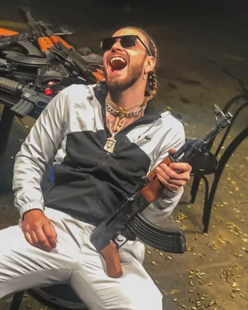 The tracksuit Lacoste worn by SCH on his account Instagram @sch