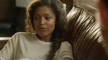La camiseta blanca que lleva Evie (Antonia Thomas) en Lovesick