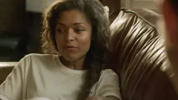 La camiseta blanca que lleva Evie (Antonia Thomas) en Lovesick