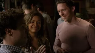 Camiseta rosa de Mal (Richard Thomson) en Lovesick