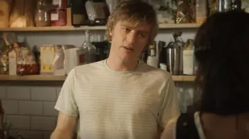 Camiseta a rayas gris pálido de Dylan (Johnny Flynn) en Lovesick