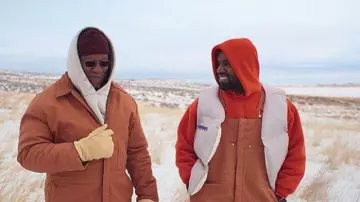 Sudadera con capucha naranja usada por Kanye West en su video musical Follow God