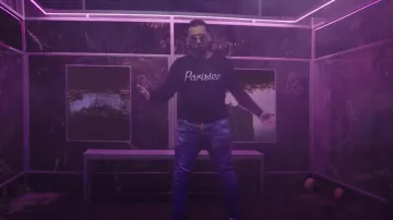 Le sweatshirt à flocage Parisien Maison Kitsuné de R.K.M dans le clip Dans la ville de DTF feat. N.O.S