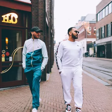 Le sweatshirt à bandes Sergio Tacchini porté par R.K.M sur le compte Instagram de @dtf.94