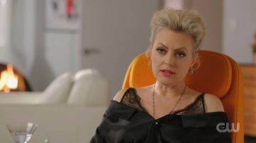 Top Negro Hellessy usado por Alexis Carrington (Elaine Hendrix) en Dinastía (S03E20)